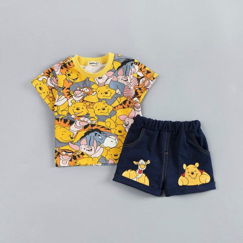 Para o verão roupa confortável e fresca para meninos. Conjuntos de roupas dos desenhos animados, ursos, impressão completa camiseta de  crianças em algodão macio e bermudinha Jeans.