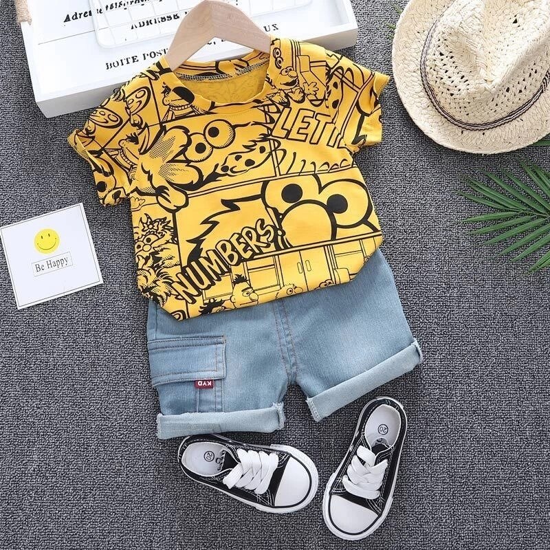 Para o verão roupa confortável e fresca para meninos. Conjuntos de roupas dos desenhos animados, ursos, impressão completa camiseta de  crianças em algodão macio e bermudinha Jeans.