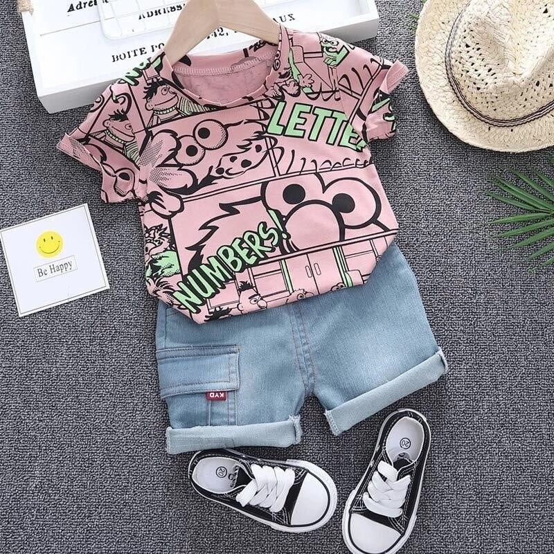 Para o verão roupa confortável e fresca para meninos. Conjuntos de roupas dos desenhos animados, ursos, impressão completa camiseta de  crianças em algodão macio e bermudinha Jeans.