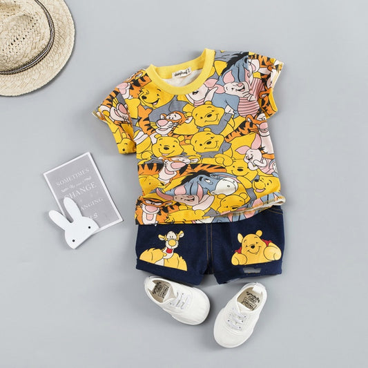 Para o verão roupa confortável e fresca para meninos. Conjuntos de roupas dos desenhos animados, ursos, impressão completa camiseta de  crianças em algodão macio e bermudinha Jeans.