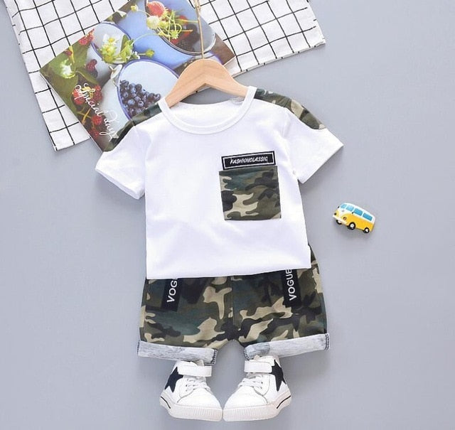 Conjunto de roupas de verão para bebês meninos.