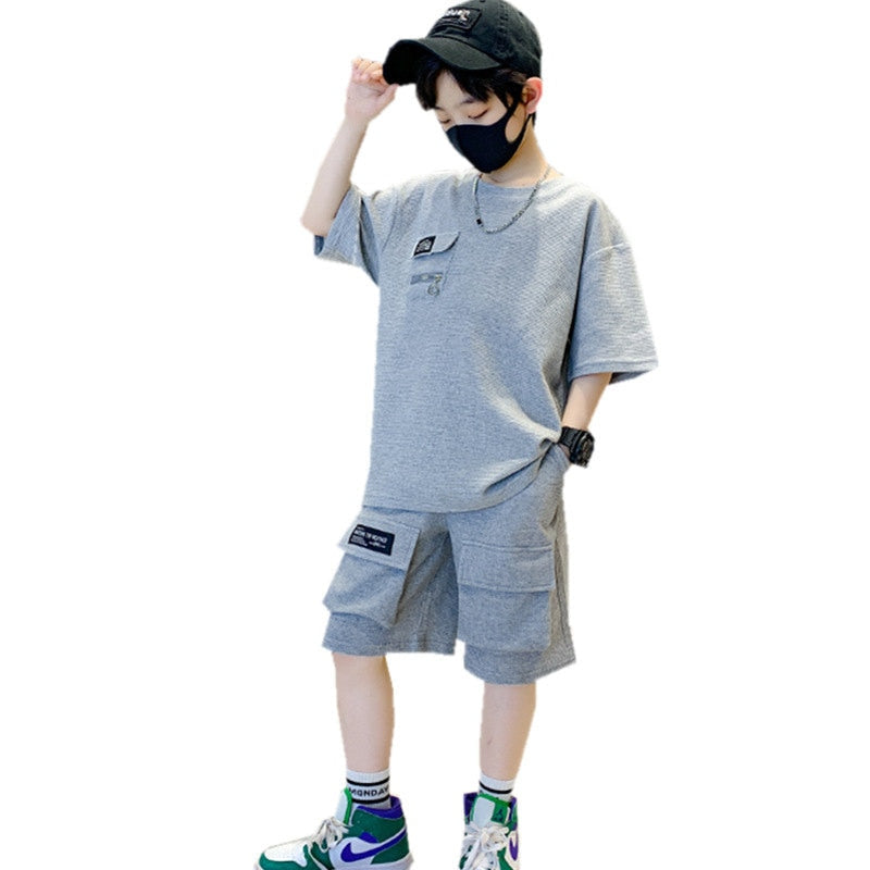 Conjunto para meninos. Roupa de verão preto cinza, camiseta manga curta mais shorts. Conjunto de 2 peças para crianças estilo casual solto esporte.