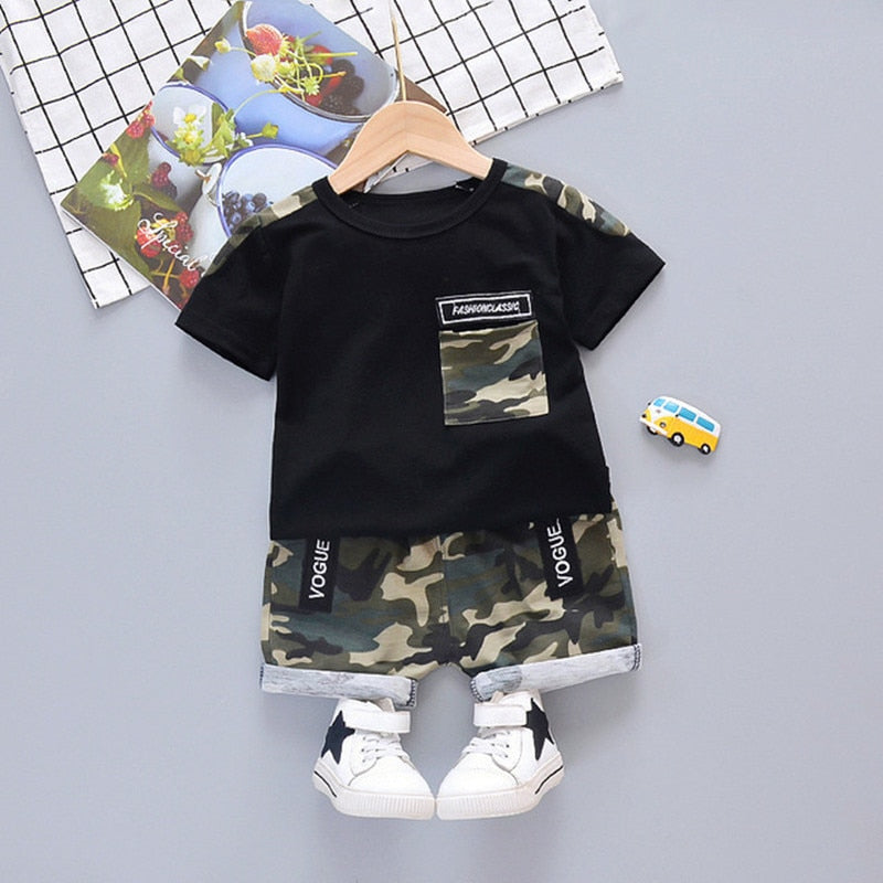 Conjunto de roupas de verão para bebês meninos.