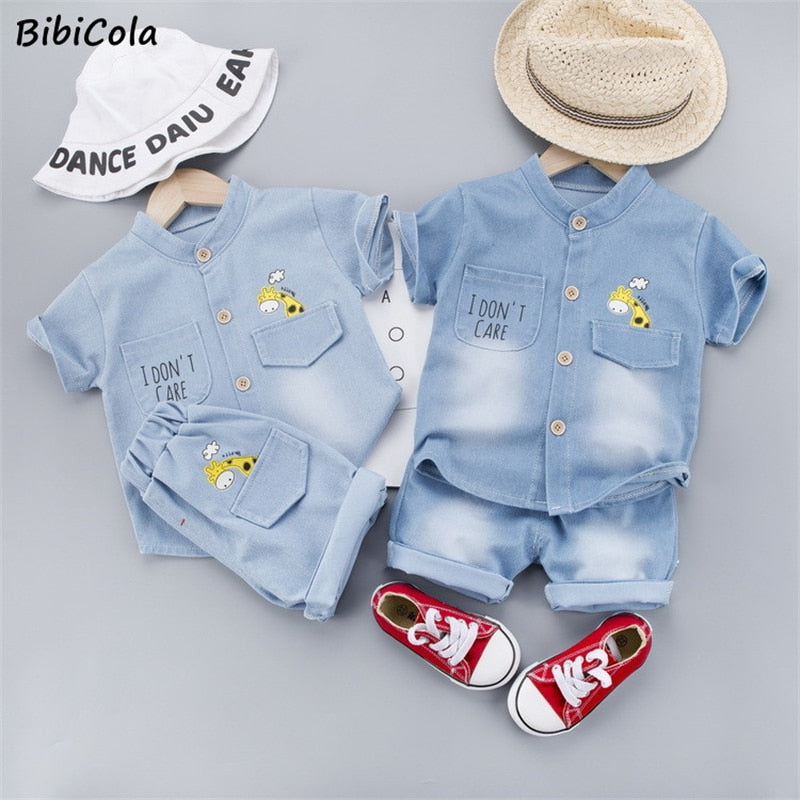 Conjunto de roupas de verão para bebês meninos.