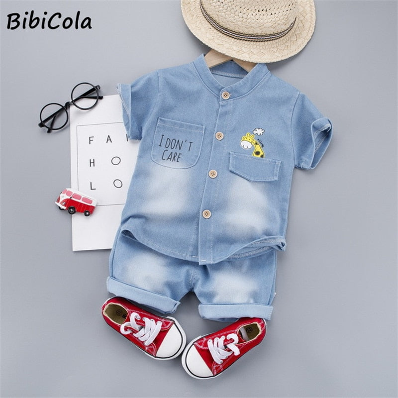 Conjunto de roupas de verão para bebês meninos.