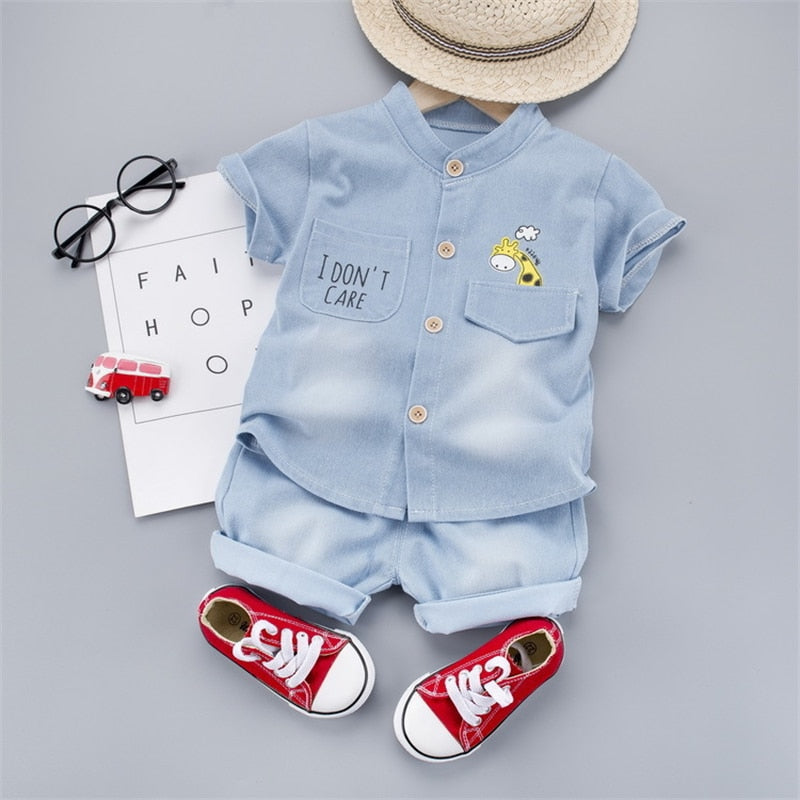 Conjunto de roupas de verão para bebês meninos.