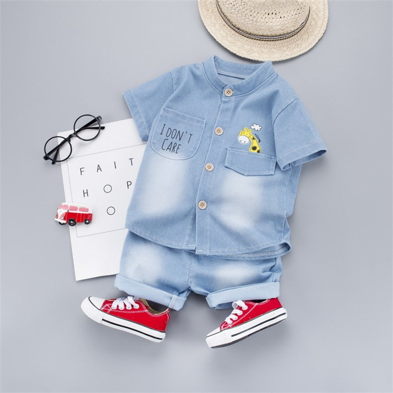 Conjunto de roupas de verão para bebês meninos.